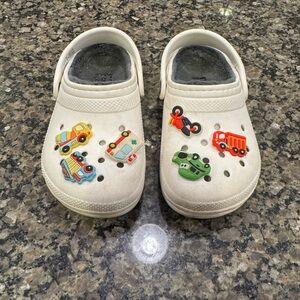 White lined Crocs Clogs w/ Tiny Hero 5 Pack set of Jibbitz Sz 9C Little Kids